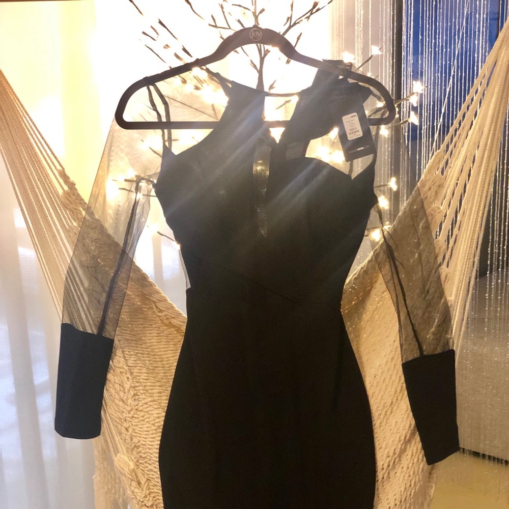 New Dress never worn size S gives nice shape